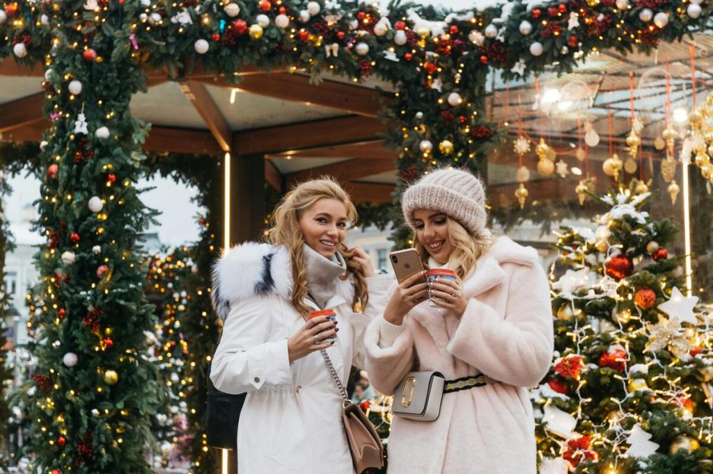 Ambiente Festivo y Decoraciones por Toda la Ciudad